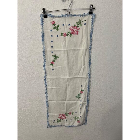 Crochet flower embroidered full bloom rise cuttings table runner - Picture 2 of 5